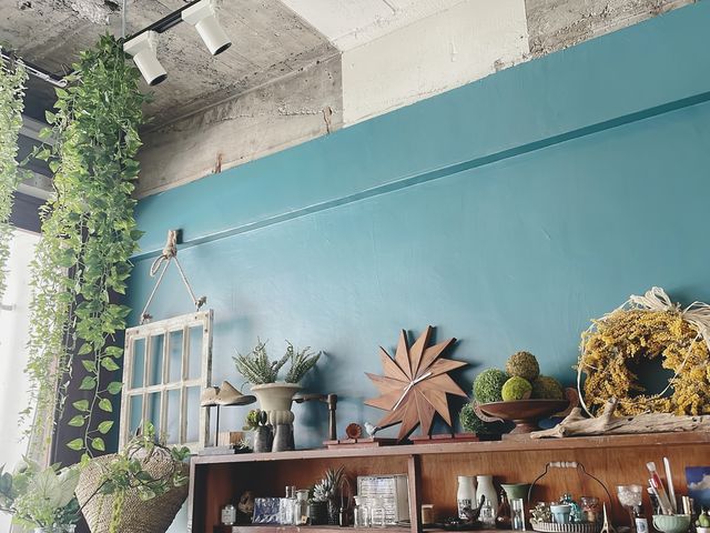 店舗内_green&books 桜の棚