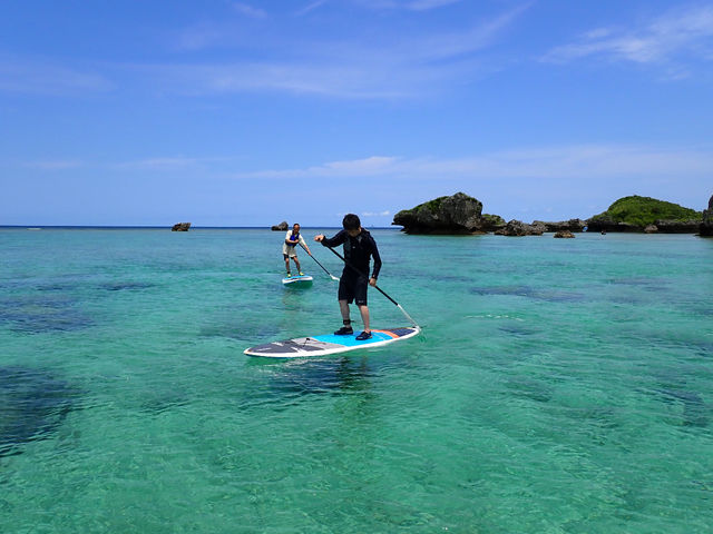 この透明度。安定感のあるボードでサップしましょ。_Ehku Sup Okinawa