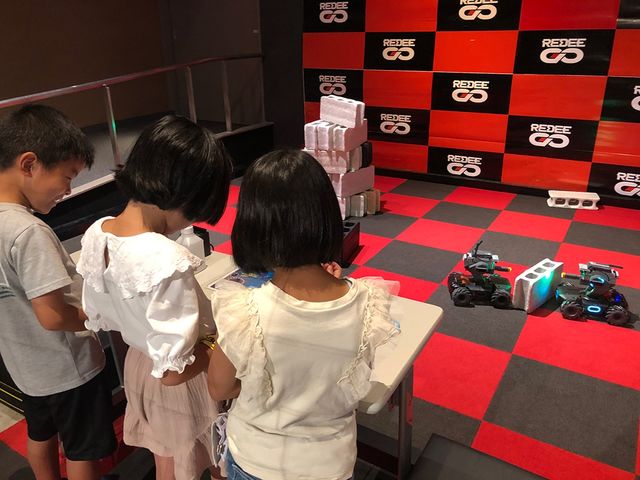 タブレットの操作で縦横無尽に移動できます。搭載したカメラで相手を認識し、対戦ゲームを楽しむこともできます!_REDEE 北九州イノベーションセンター店