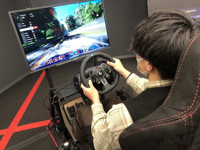 リアルな映像で世界各国のサーキットコースを楽しめるリアルドライビングシミュレーター!_REDEE 北九州イノベーションセンター店