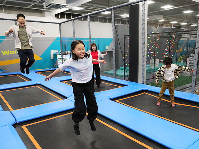 大人気トランポリンで高く飛んでみよう!_JOYPOLIS SPORTS 北九州イノベーションセンター店