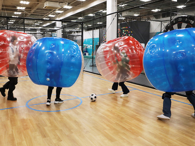 バブルボールを身につけ、ぶつかり合いながらサッカーを楽しむバブルサッカー!_JOYPOLIS SPORTS 北九州イノベーションセンター店