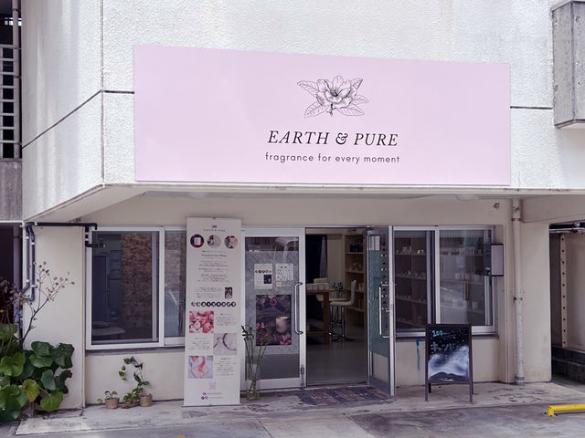 パークアベニューからすぐ、店舗前駐車場と、近隣のコザ指定駐車場も利用可能です。_Earth&Pure