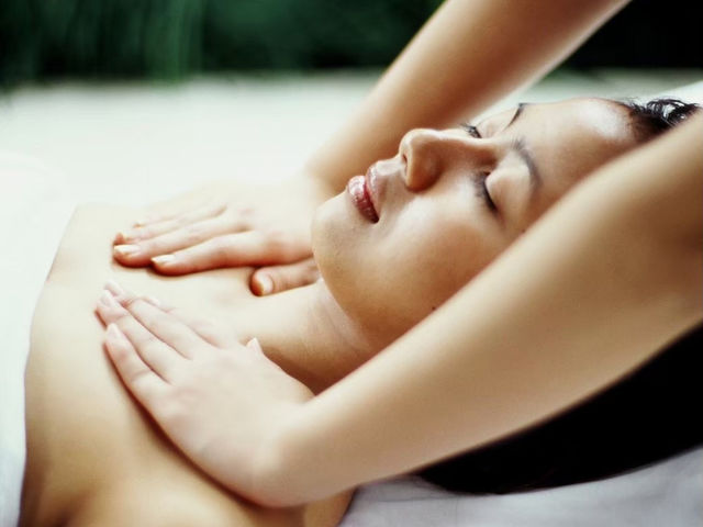 デコルテマッサージ_detox spa Kanoa