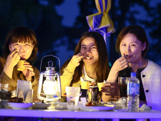 夜のガ−デンバ−ベキュ−の、楽しいおしゃべり_ケープ真鶴 美食広場