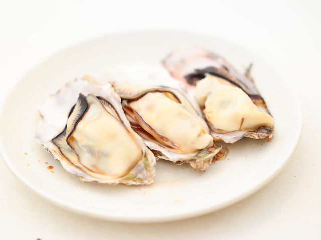 当店オススメの蒸し牡蠣(カンカン焼き)_ケープ真鶴 美食広場