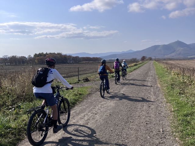 砂利道も「THE 北海道!」_ノーンビリー E-BIKE TOUR