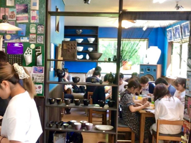 こちらは団体様の絵付体験中ー。
最大50人_庸山窯(ようざんがま)