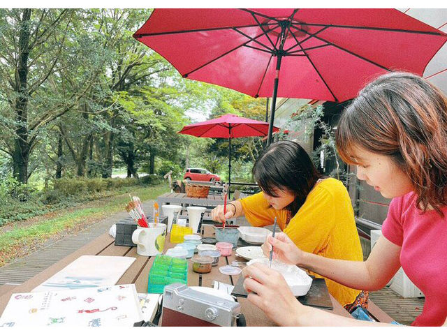 好きな器を選んで
晴れた日は景色の良いテラスで絵付体験を♪
放し飼いの馬が絵を覗きに来るかも♪_庸山窯(ようざんがま)
