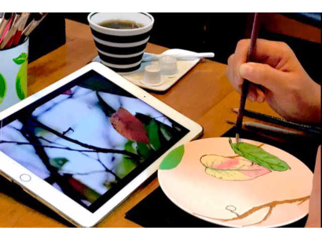 iPadや携帯で好きな画像を見ながら描く方も♪ ヒラメいたままにアートに描いくのも楽しい器になって良い焼き上がりになりますよ♪_庸山窯(ようざんがま)