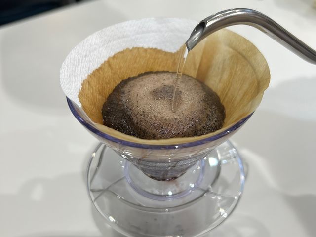 焙煎したての珈琲豆はドリッパーに珈琲の泡がいい香りとともにふんわりとふくらみます_コーヒー焙煎体験 koto