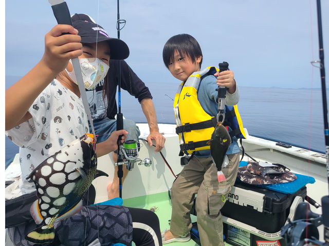 お子様も乗船出来ます。
(3歳以上3歳未満のお子様は要相談)
保育士資格を持つ女性スタッフも同乗可能です!
(こちらも要相談)_沖縄糸満 遊漁船とら吉丸
