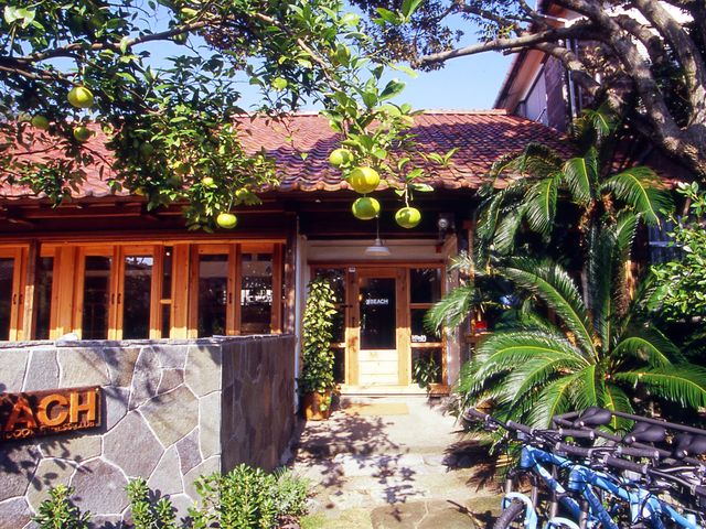 茶色の大きな屋根が目印の古民家クラブです。_BEACHTOWN 葉山