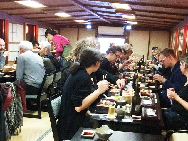 テーブル椅子席でお座敷が苦手な方もゆっくりお寛ぎいただけます_屋形船 池上