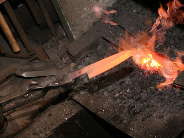 包丁造りの醍醐味は800度以上に熱した窯への焼入れ作業!_SKYワークショップ