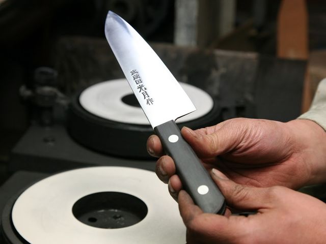 熟練の職人による焼入れ、焼き戻し、柄付け、刃付け加工など各工程において総手造りの至高の一品です_SKYワークショップ
