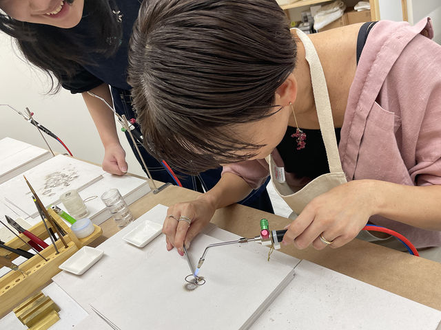 ろう付け体験|ガスバーナーでろう付け(溶接)を行います。うまくついた時が快感です。_ヨセモSTUDIO
