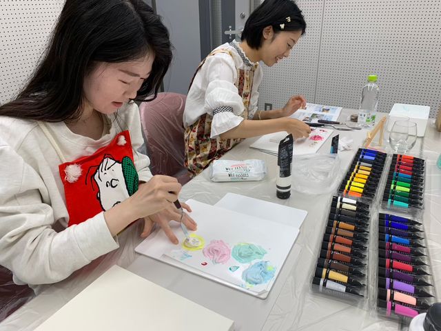 好きな色を選び、色を作る時間もワクワクが止まらない!_artshop The Gift