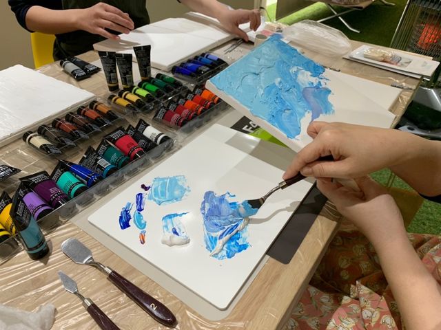 好きな色を作り、ペインティングナイフで色を重ねていきます_artshop The Gift