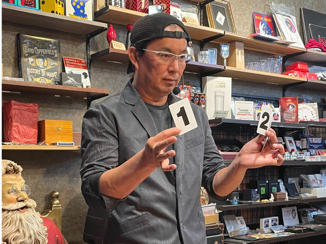 ももいろクローバーZやフジテレビ特番のマジックコンサルタントも務めたイリュージョニスト・友希天星さんによる特別なショーです。_サンタの休日 四次元シアター&マジックショップ