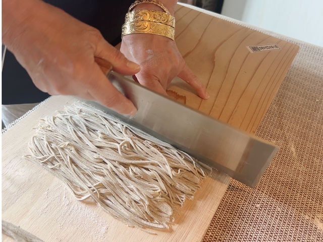 2mm幅に切って行きます_MINATO's Little Kitchen