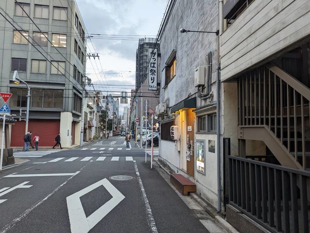 「かっぱ祭り」というもんじゃ屋さんの2階がカフェです(入り口は北側です)。_昆虫食TAKEO 浅草本店