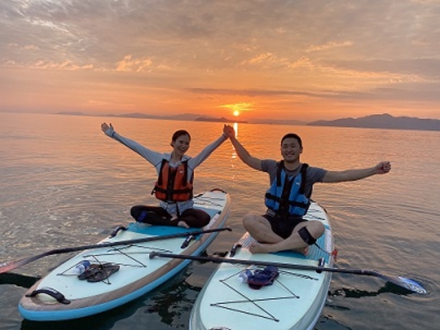 サンセットSUP&カヌーツアー夕刻から魅せる、蒲刈島神秘の色彩マジック!海面にきらめくサンセットの柔らかい光。。夕陽をあびての海上散歩が楽しめます。_GrandBleu 蒲刈恋ヶ浜カヌー&SUP