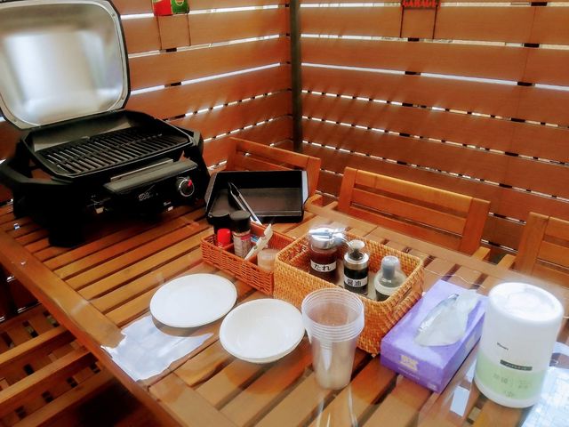 weberの本格的な電気BBQグリル!お皿やコップ、調味料完備。_Pareon Garden