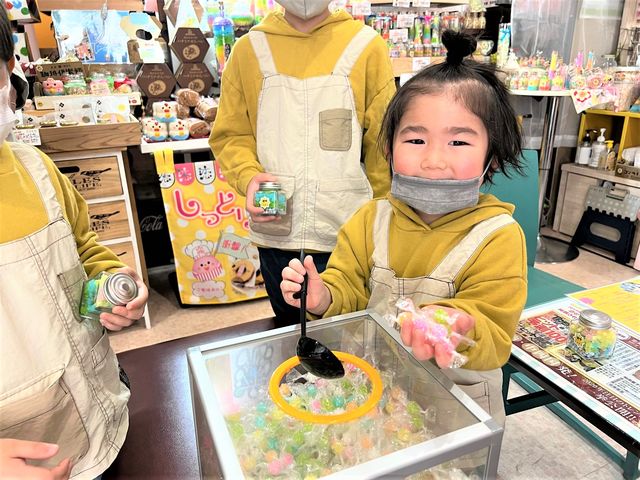大粒金平糖(製造に14日間かかる1.2p前後の大粒サイズ)のお玉すくい体験は、専用お玉ですくえた分まるっとゲットできるチャレンジ体験♪_恋寿華堂 出張体験工房