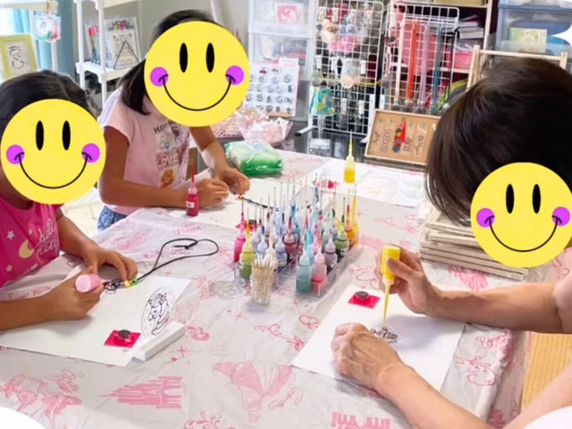 体験の様子です。
お一人でも、親子、ご友人、お孫さんとなど
楽しい時間を過ごしましょう。_Minakuru Art