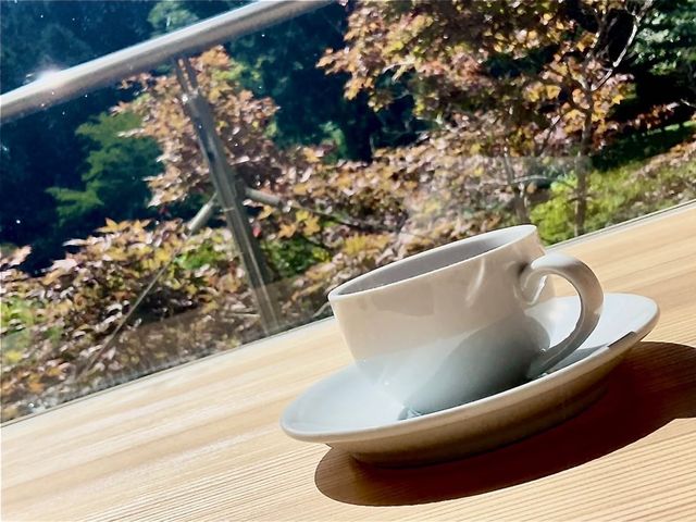 施設内にはカフェも併設。_MONJUNO FUKUCHI