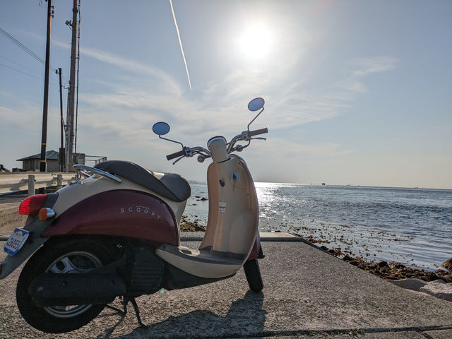 朝焼けを背に淡路島の海沿いをツーリング。
ストレスも吹き飛びます。自転車でもなく、中型、大型バイクでもなく、あえての原付。。
淡路の景色をゆったりと感じてね。_Awaji Rider