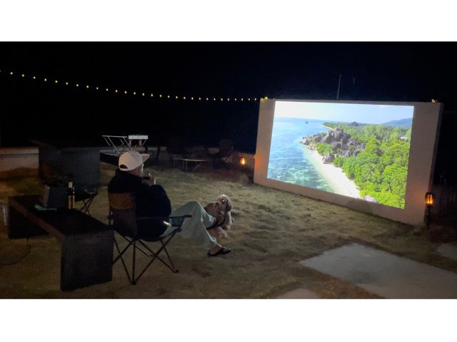 置いてありますプロジェクターを白い壁に映像を写せます!!_UNIUS SEASIDE CAMP ユニアスシーサイドキャンプ