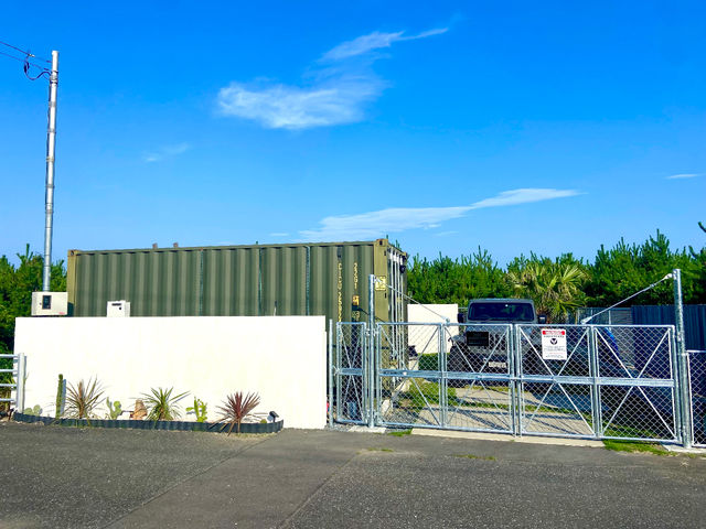 緑のコンテナハウスがキャンプ場です!_UNIUS SEASIDE CAMP ユニアスシーサイドキャンプ