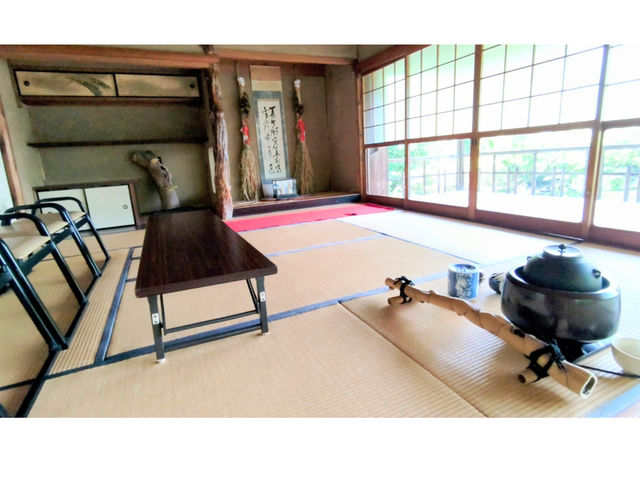 正座やあぐらは苦手と言う方も、椅子席をご用意できますので、ご安心ください。_茶道体験clear