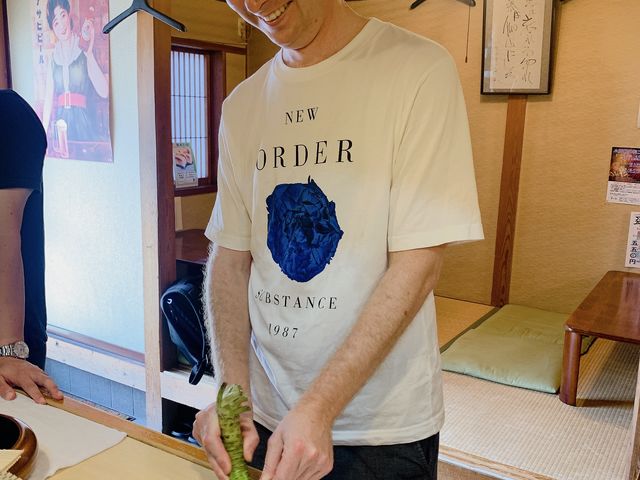 本わさびをおろすところからスタートです_あやこまち