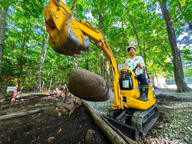 「土を掘る」だけではない「石を持ち上げる」ことも!_パワーショベルパーク