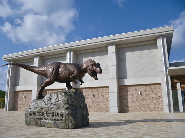 博物館の入口では、ティラノサウルス像がお出迎えします。_ベネックス恐竜博物館(長崎市恐竜博物館)