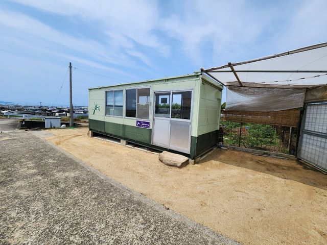 日陰となる休憩スペースもあるので、休憩で涼み、そしてまた摘み取りできます。_T&T ベリーファーム
