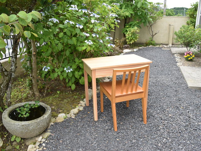 庭で作品の写真を撮ってます。_手づくり木工房『春と木の風』
