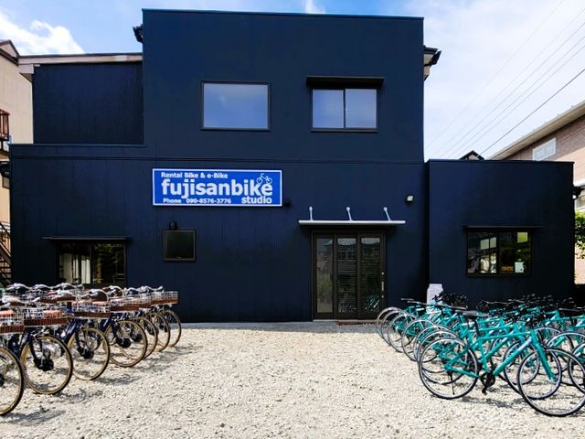 河口湖畔で営業中です。10:00~18:00_fujisanbike studio