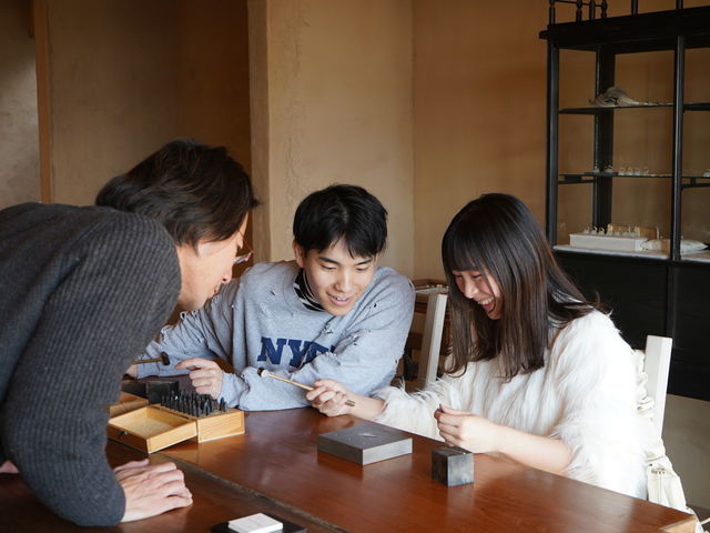 楽しみながら真剣に取り組む参加者さま。_ATELIER SIMO