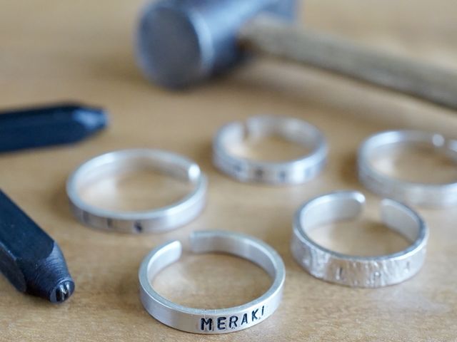 刻印を使って好きな言葉を入れたリング作り。世界に一つだけのアクセサリーです。_ATELIER SIMO
