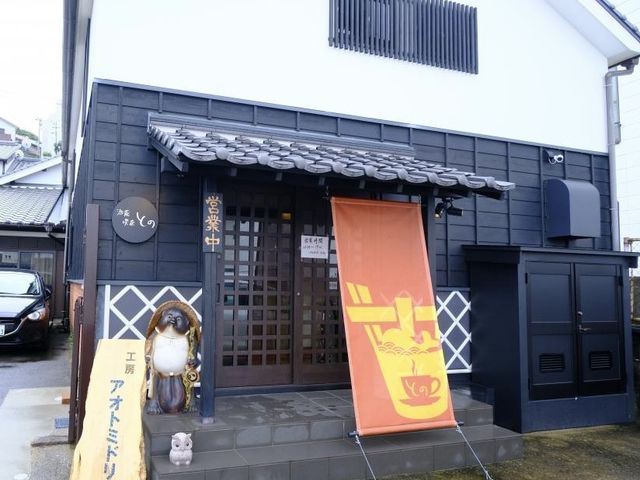 外観は普通の民家ですが、1階すべてのフロアが店舗(販売スペースと体験ワークショップスペース)になっております。_工房 アオトミドリ