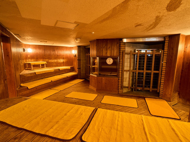 広々としたレトロサウナ_宮崎第一ホテル(サウナMIYAZAKI/SAKURA SPA&)