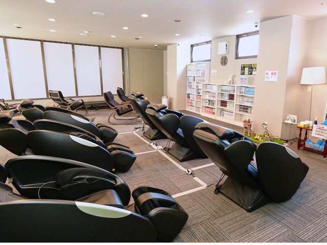 電動マッサージチェアや漫画のある休憩室_宮崎第一ホテル(サウナMIYAZAKI/SAKURA SPA&)