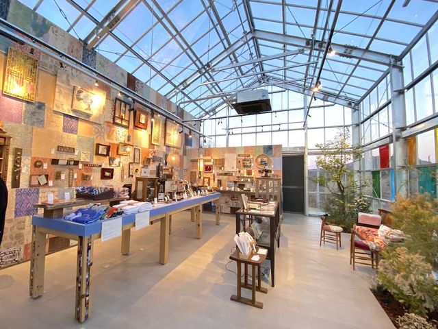 店内では「フフフ」なアートや雑貨を展示販売しています。_タスカケ