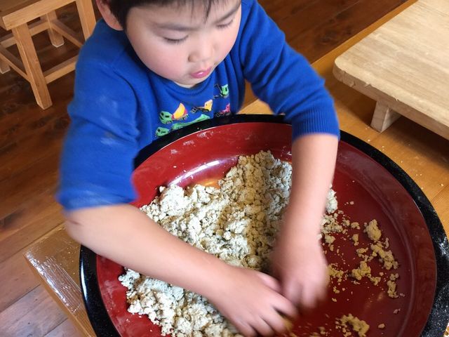 お子様でもお楽しみいただけるそば打ち体験♪_南飛騨健康増進センター