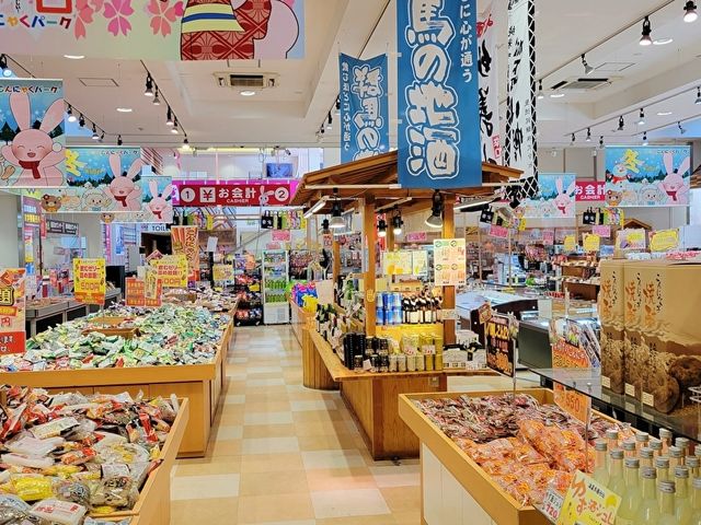 地酒やもつ煮などの群馬土産が揃うお土産コーナー_こんにゃくパーク