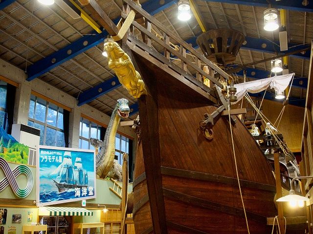 扉を開けると、すぐに大きなカタロニア船の展示室がお出迎え!
館内も写真OK!なので、バシバシ撮って思い出を残そう♪_海洋堂ホビー館四万十